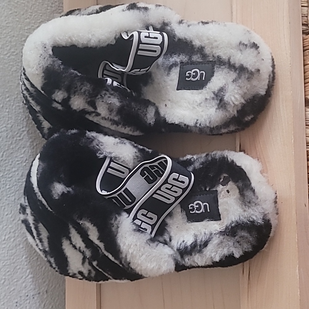 🖤 UGG FLUFF YEAH SLIDE SANDALS 🖤 - Picture 7 of 10